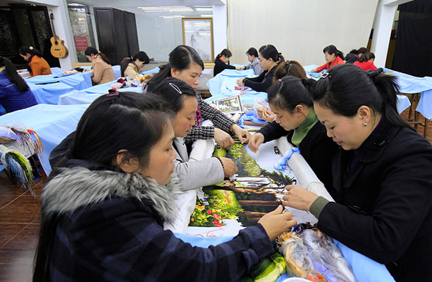 Các nghệ nhân thêu tranh