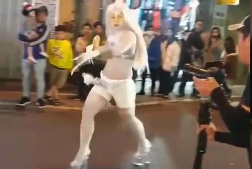 N.L.N ăn mặc phản cảm, làm trò lố trên phố - ảnh chụp màn hình