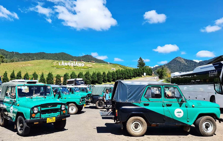 Xe U-oát vận chuyển du khách ở KDL Lang Biang