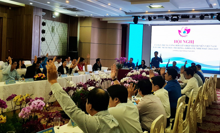 Các đại biểu biểu quyết tại hội nghị