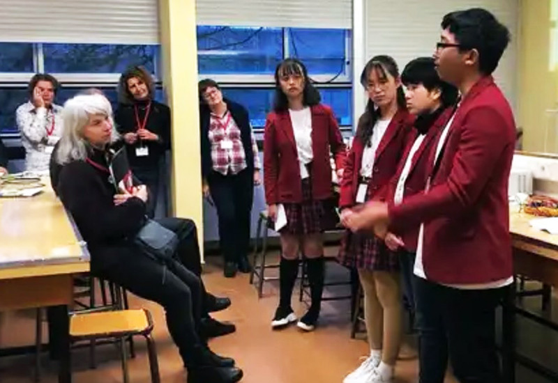 Các HS THPT Chuyên Thăng Long Đà Lạt trình bày đề tài trước Ban giám khảo