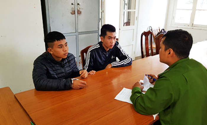 Hùng và Tuấn tại cơ quan điều tra