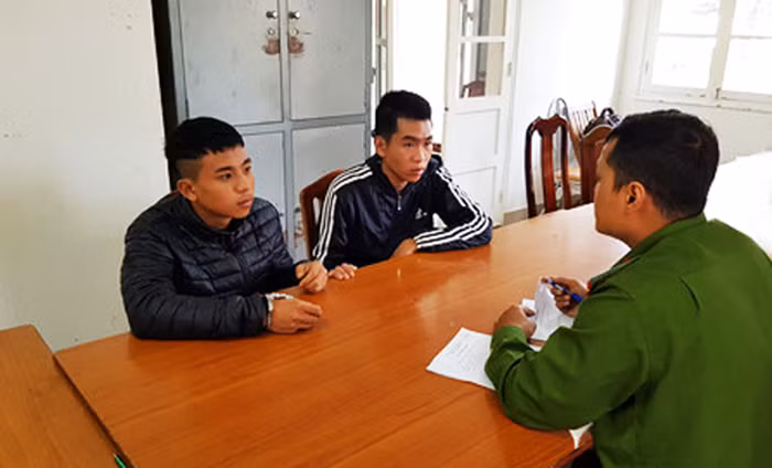 Hùng và Tuấn tại cơ quan điều tra