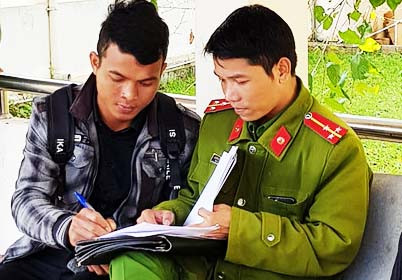 Cơ quan chức năng lấy lời khai của một công nhân