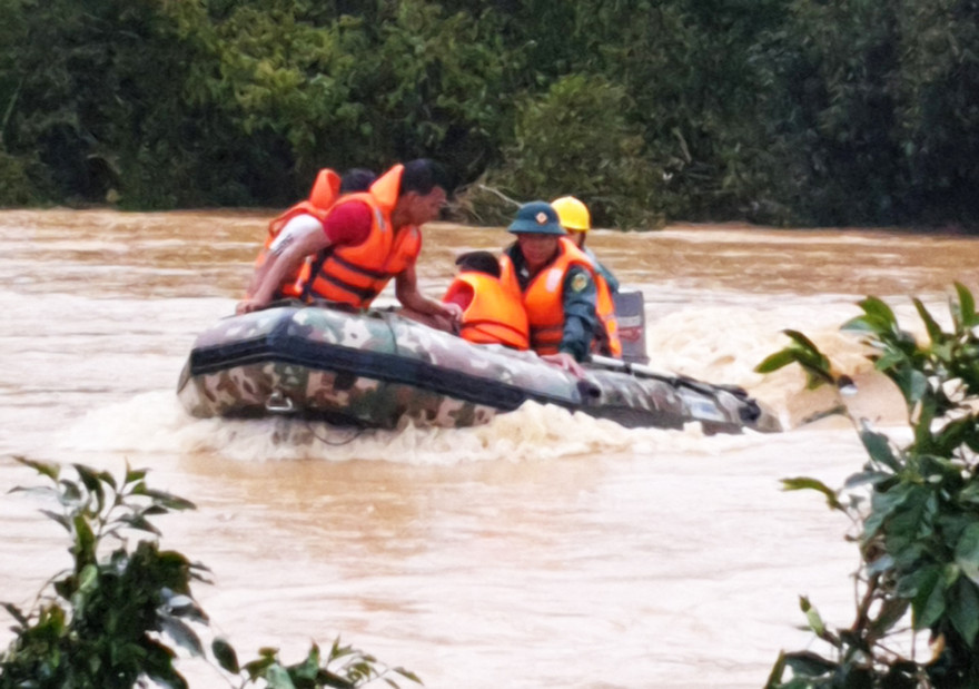 Nước lớn khiến xuồng cứu hộ di chuyển khó khăn.
