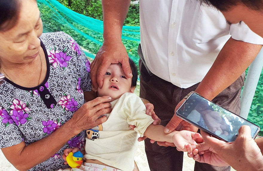 Khám sàng lọc bệnh tay chân miệng cho học sinh