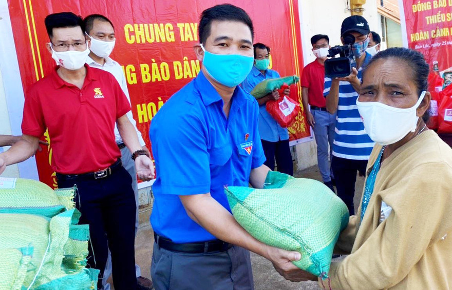 Giới trẻ vận động trao quà cho các hộ đồng bào DTTS khó khăn