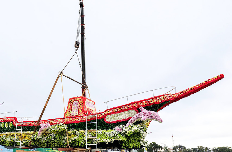 thuyền hoa được xe cẩu định vị bên hồ Xuân Hương