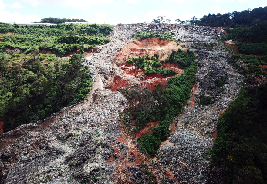 Bãi rác Cam Ly bị sạt lở, rác tràn xuống thung lũng