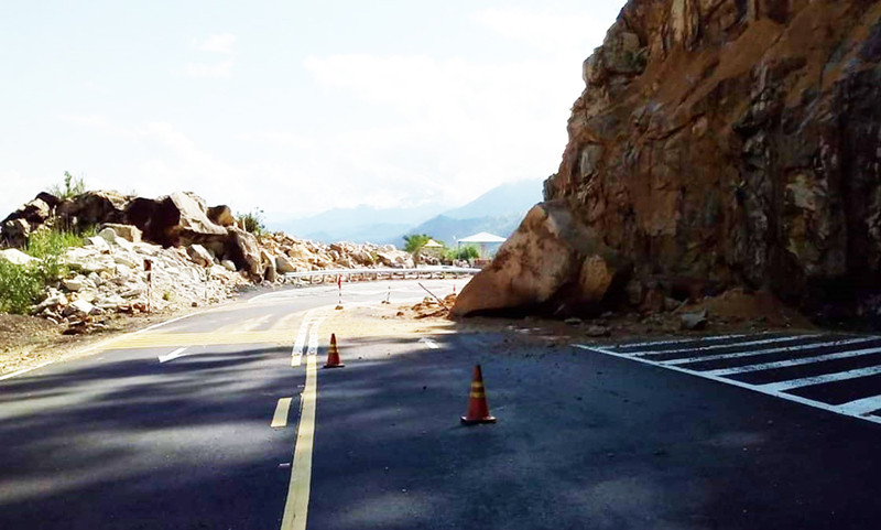 Xe cộ được lưu thông trở lại trên Quốc lộ 27C