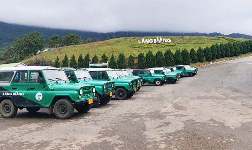 Đội xe U-oát vận chuyển du khách ở khu du lịch Lang Biang