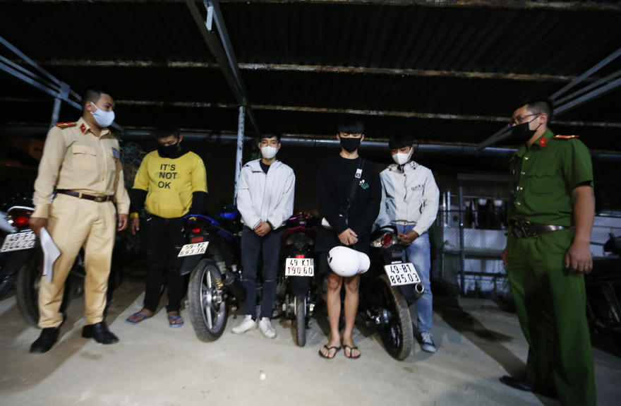 Nhóm thanh niên đua xe, dương tính với chất ma túy 