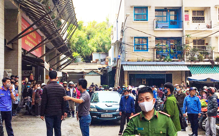 Cả trăm người tụ tập xem công an dựng lại hiện trường vụ cố ý gây thương tích