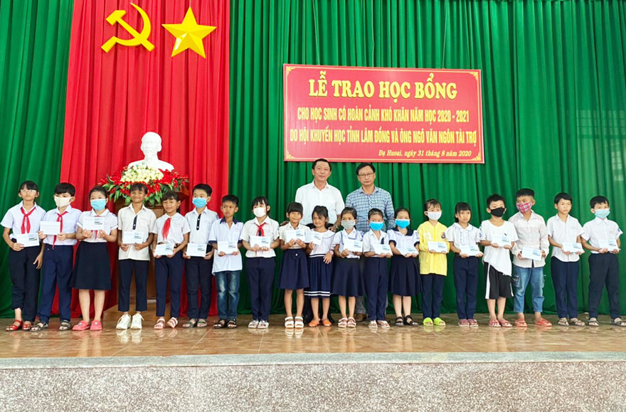 Hội Khuyến học tỉnh Lâm Đồng tro học bổng cho học sinh nghèo