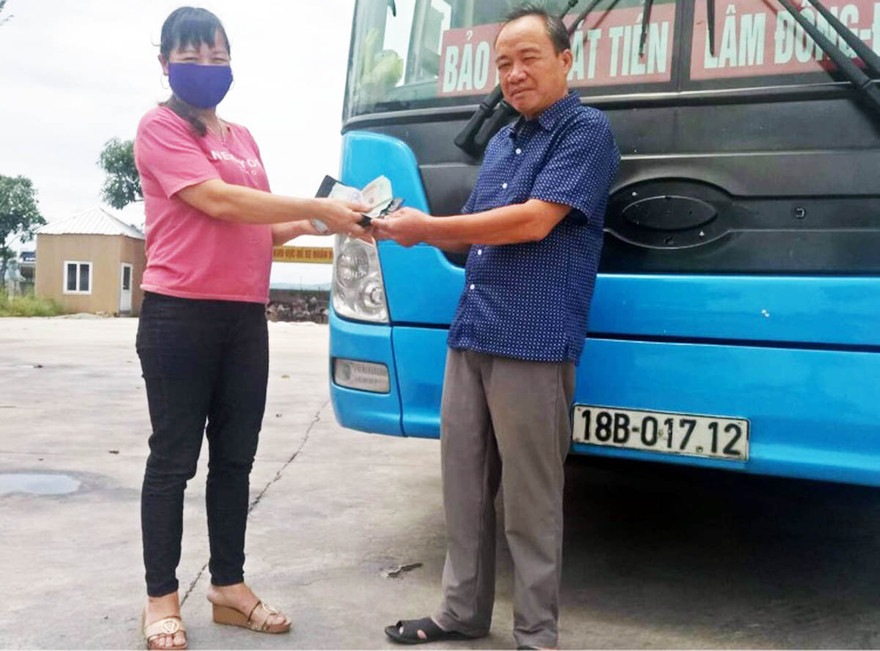 Bà Hoa được trao trả số tiền đã đánh rơi