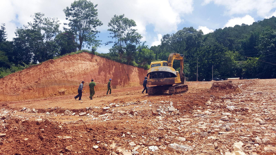 San gạt đất đồi trái phép