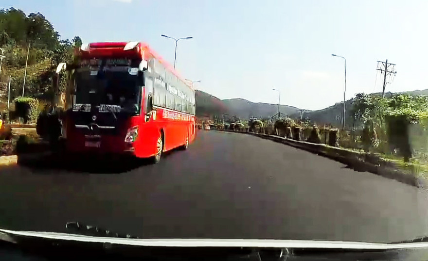 Xe khách chạy ngược chiều trên cao tốc - ảnh cắt từ clip