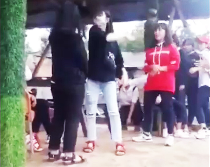 Một học sinh tát vào mặt nữ sinh T (ngoài cùng bên trái)