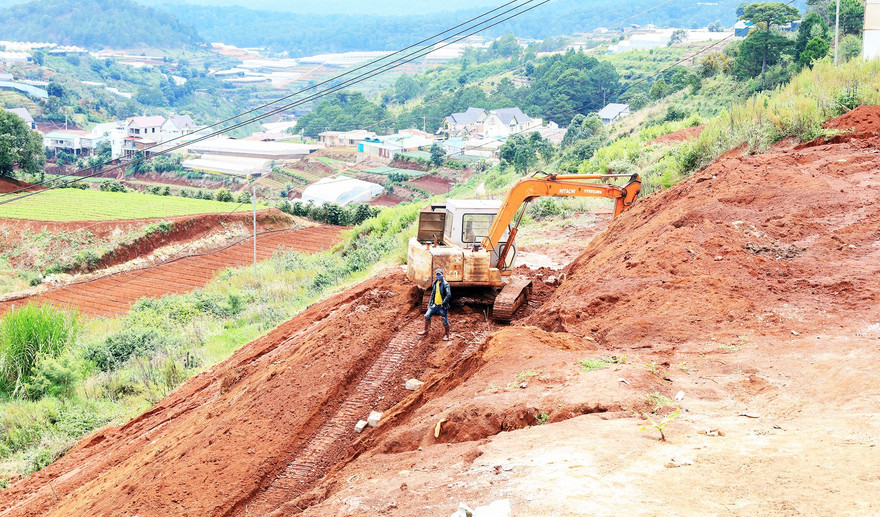 Dùng xe cơ giới san ủi trái phép đât nông nghiệp