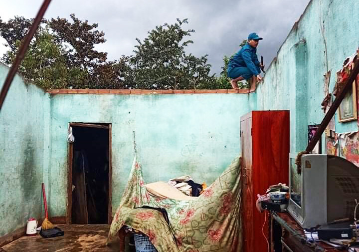 Nhà bị tốc mái do lốc xoáy