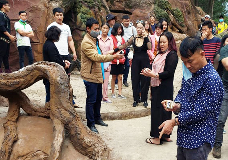 Đưa các đối tượng đi thực nghiệm hiện trường vụ móc túi tại KDL Đường hầm đất sét