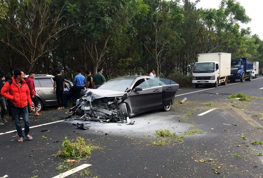 Chiếc ô tô lao qua dải phân cách gây tai nạn