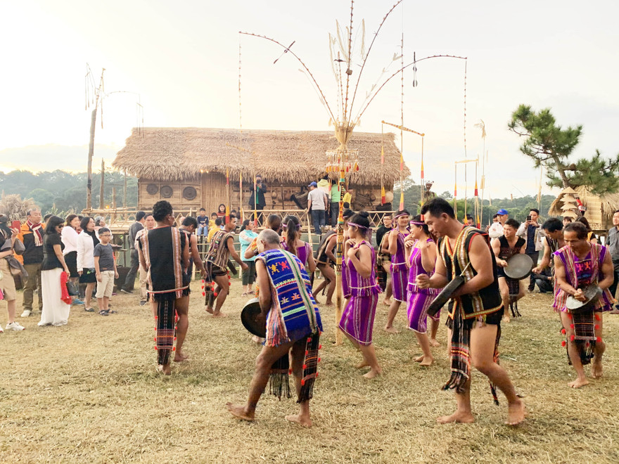 Ngôi nhà dài bên hồ Xuân Hương và buổi biểu diễn cồng chiêng của người Mạ