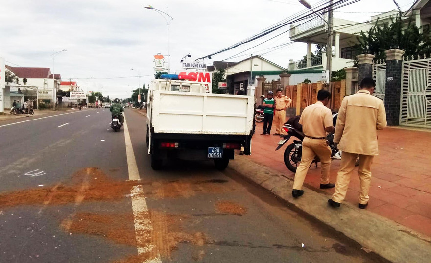 Công an khám nghiệm hiện trường vụ tai nạn chết người