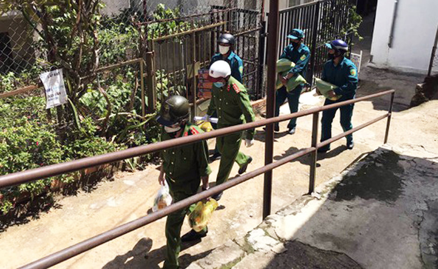 Đi khắp các ngõ hẻm trao quà cho người dễ bị tổn thương