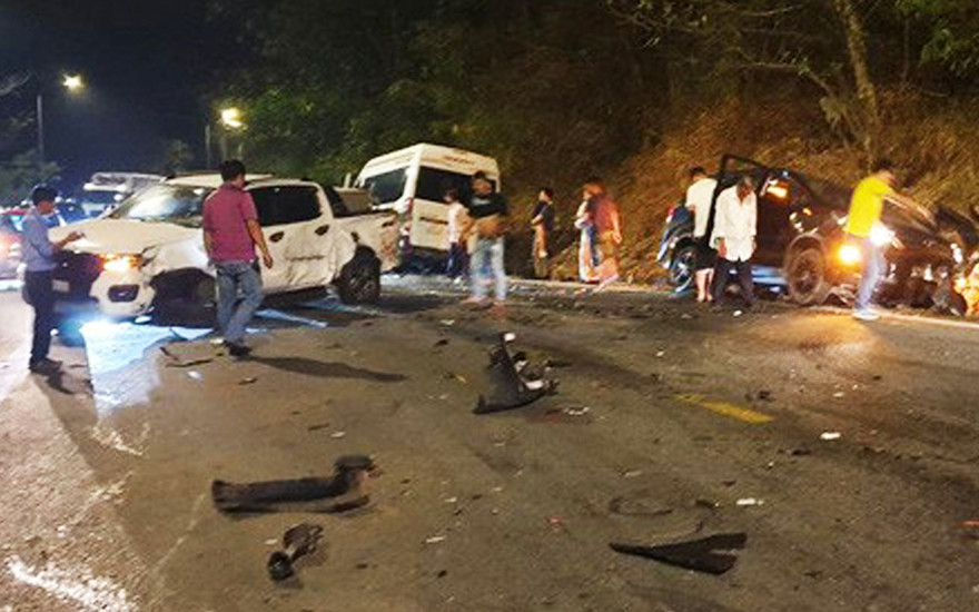 Hiện trường vụ tai nạn liên hoàn trên đèo.