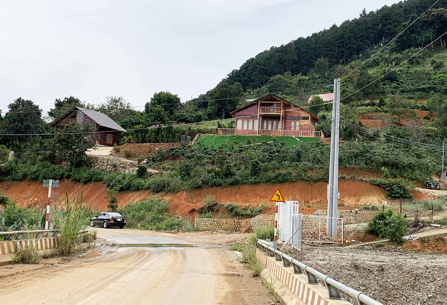 Đưa điện trung thế vào ngôi làng 'mọc' trái phép