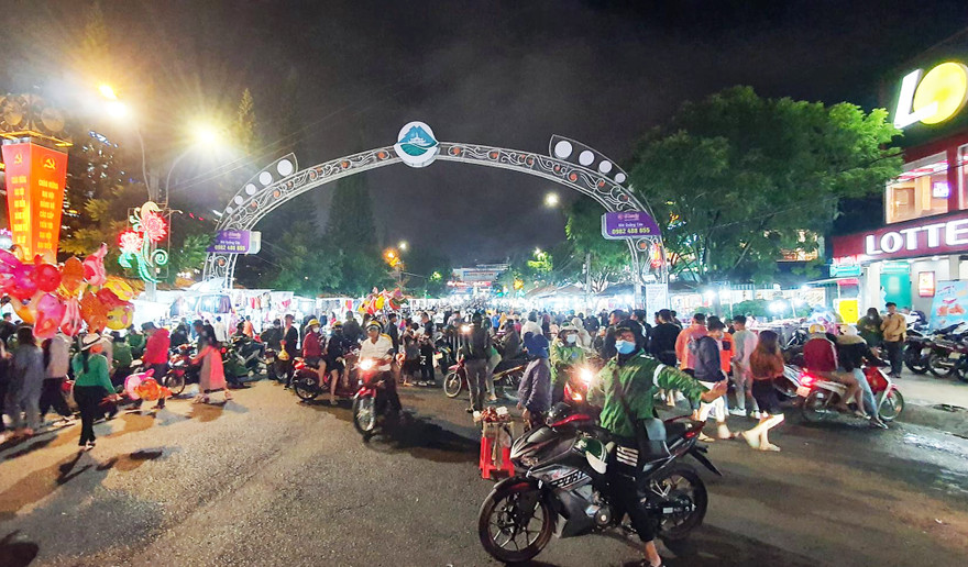 Chợ đêm Đà Lạt có phần đông vui khi lượng du khách tăng trở lại