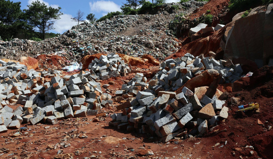 Hiện trường một vụ khai thác đá có hành vi vi phạm ở Lâm Đồng