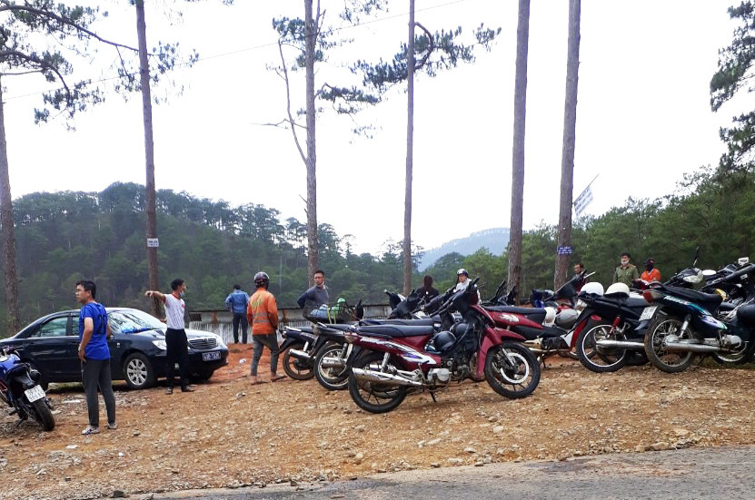 Các đối tượng bỏ chạy, để lại nhiều xe cộ