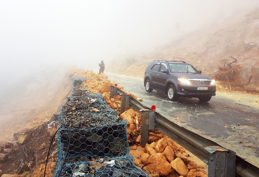 Xe cộ lưu thông trở lại trên Quốc lộ 27C