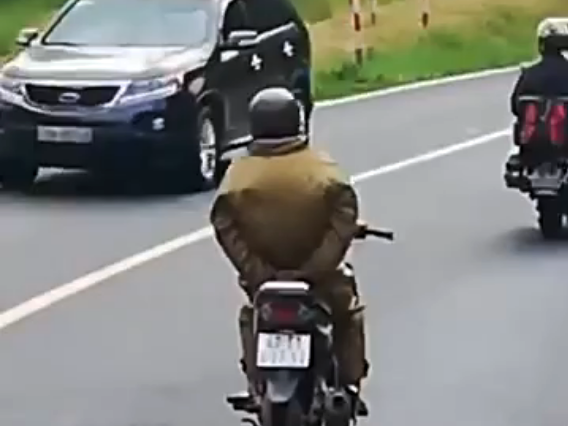 Chắp hai tay sau lưng khi chạy xe xuống đèo Prenn