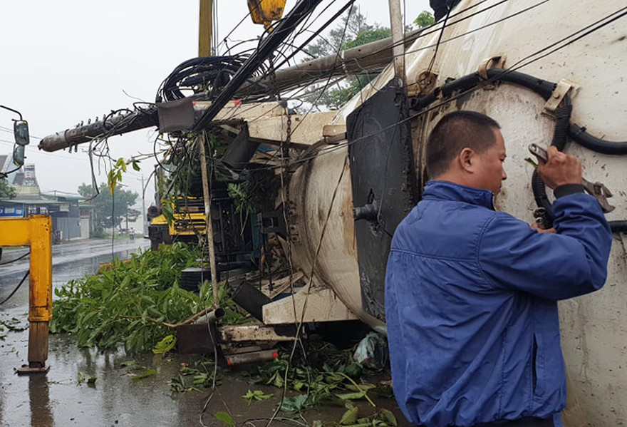 Xe bồn gây tai nạn.