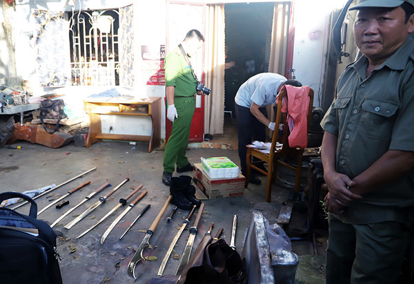 Khám xét nhà của Hiển, cơ quan chức năng phát hiện "kho" đao, kiếm