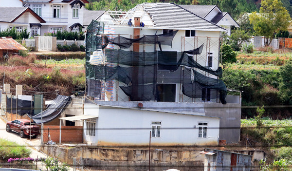 Công trình xây dựng không phép đang bị tháo dỡ