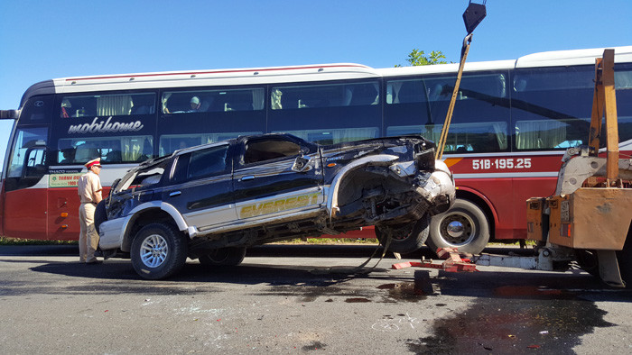 Cứu hộ chiếc xe bị tai nạn