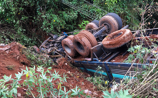 Xe tải lao xuống vực, nằm "phơi bụng"