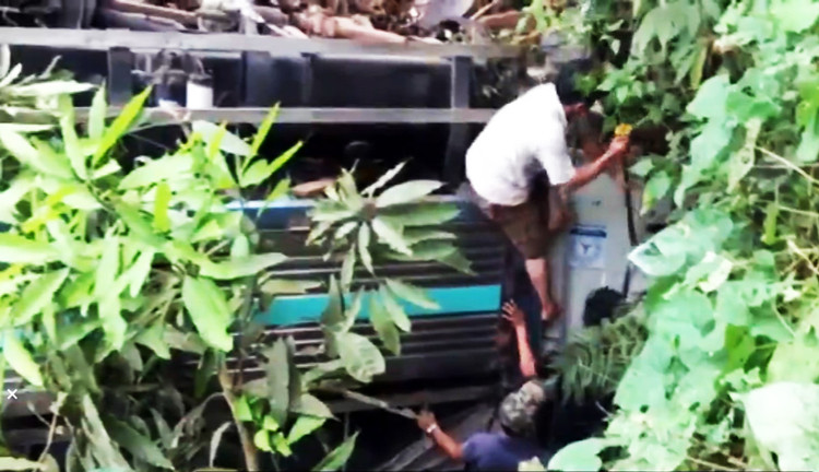 Phá cửa ca bin để giải cứu tài xế