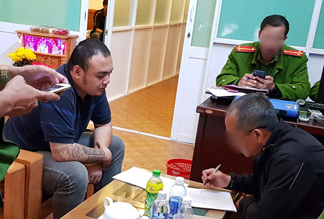 Hoàng Công Minh (áo thun) bị khởi tố