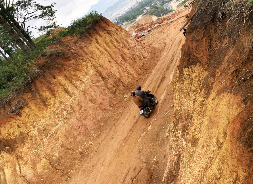 Xẻ đồi mở đường trí phép