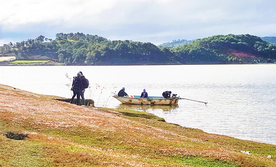 Du khách mạo hiểm đi thuyền "chui" trên hồ Đan Kia - Suối Vàng