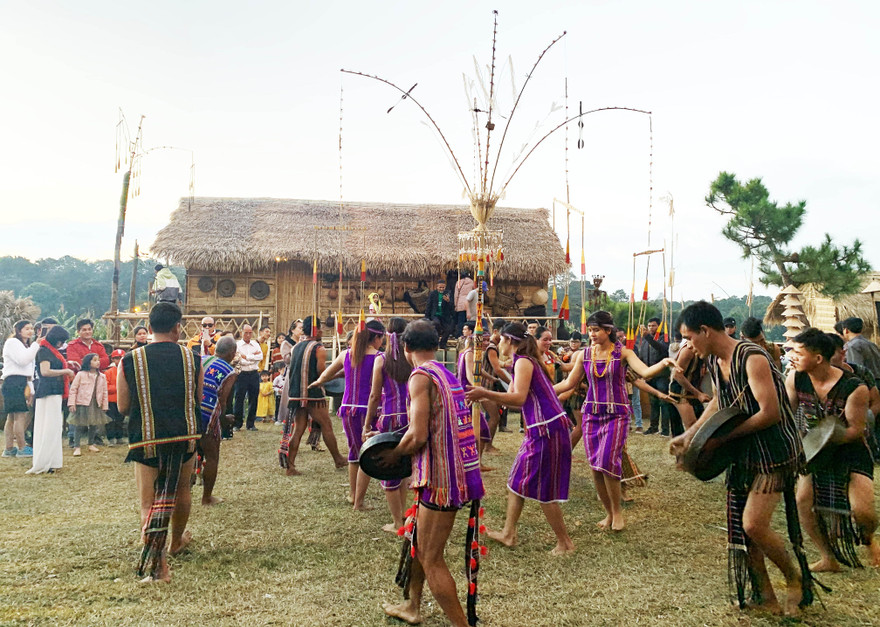 Biểu diễn cồng chiêng quanh cây nêu.