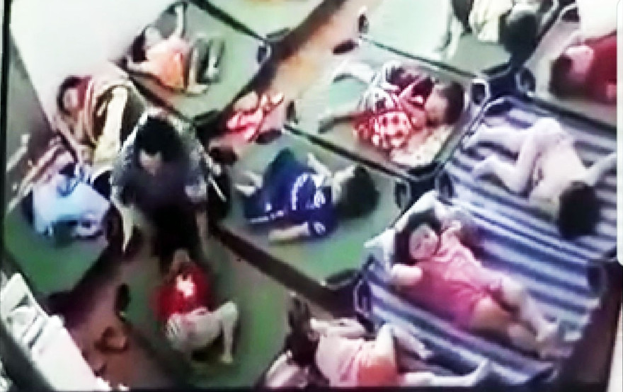 Cô giáo tát cháu bé-ảnh cắt từ camera