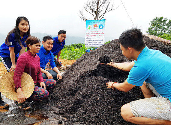 chuyển giao công nghệ ủ phân từ vỏ cà phê cho đồng bào K'Ho