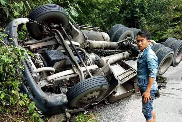 Xe lật chỏng vó trên đèo Bảo Lộc