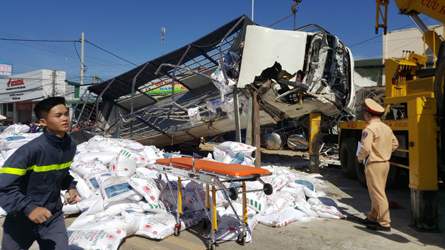 Hiện trường vụ tai nạn thảm khốc